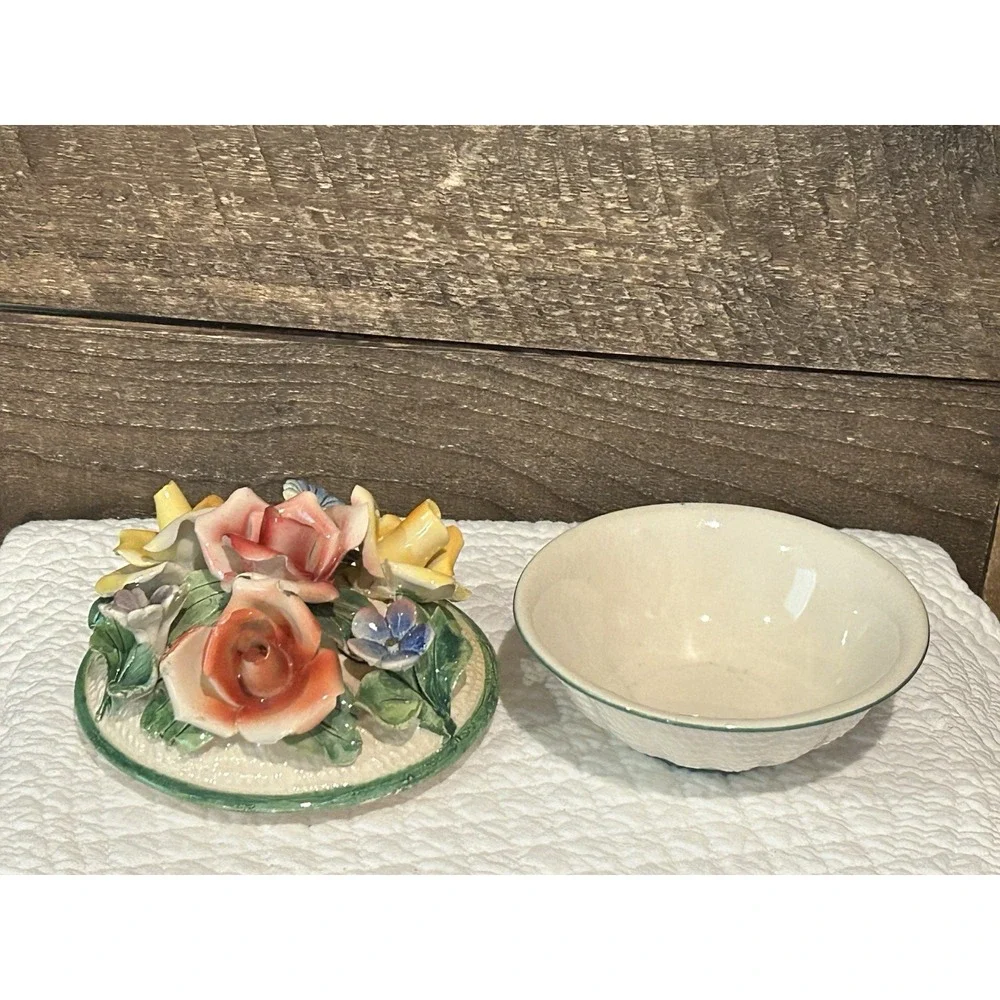 VTG Round Trinket Jewelry Box Ceramic Porcelain‎ Raised 3D Flowers 5x4.5